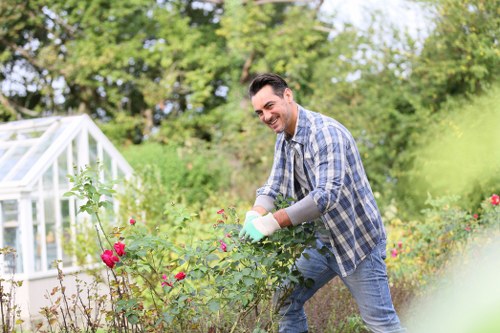 Transfer station handling mixed landscaping waste for recycling